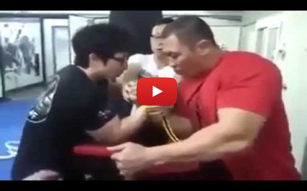 INCREDIBIL!!! Un chinez pitic pune un culturist la Skandenberg!!!